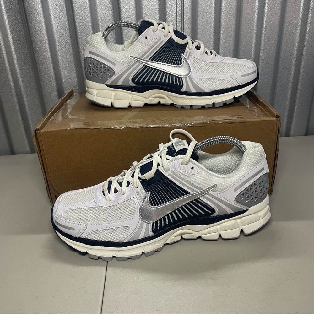 Nike Air Zoom Vomero 5 Women’s White Armory Navy Size 10 HV2412-100 NEW
